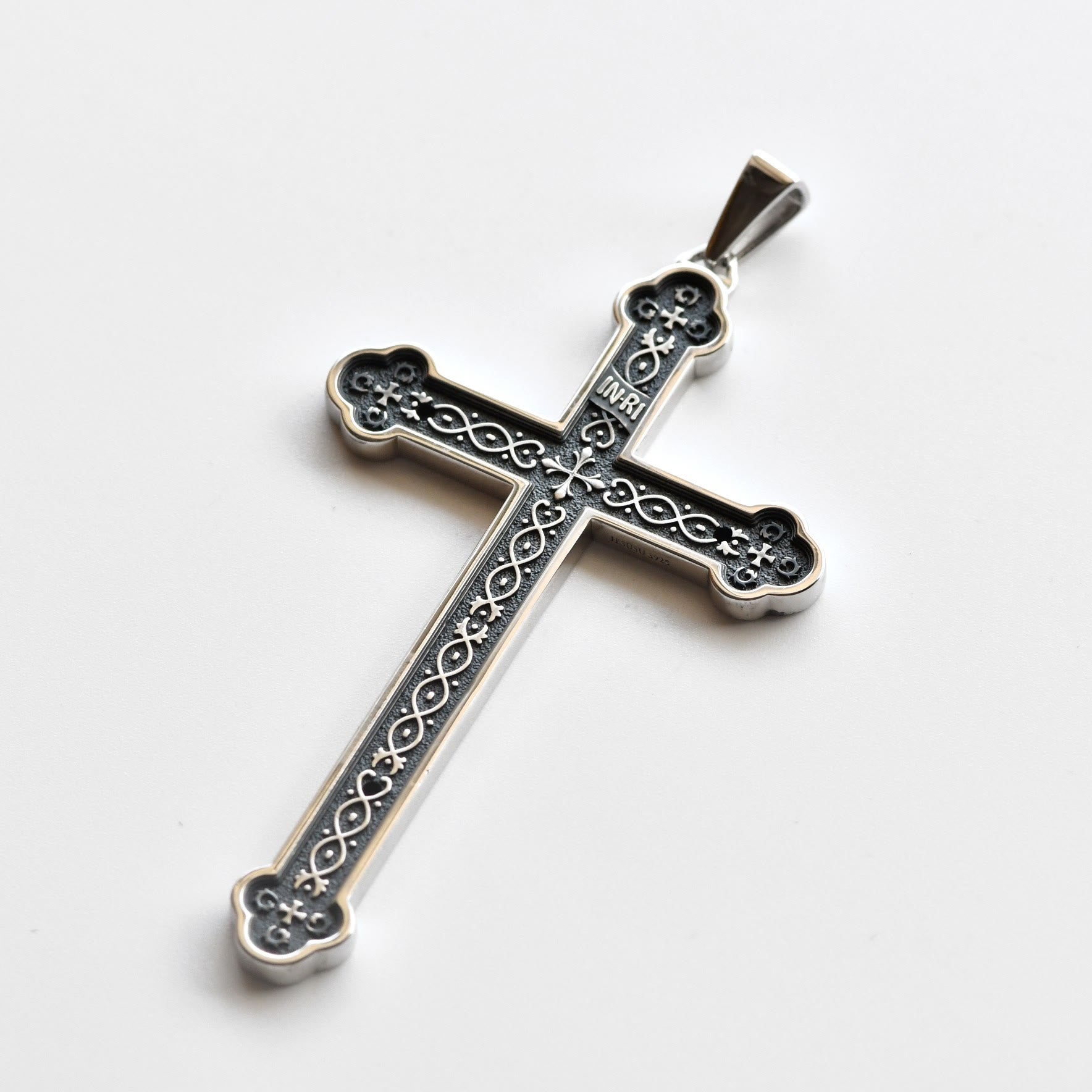 Collar con colgante de cruz INRI amuleto de plata de ley retro: un emblema de gracia