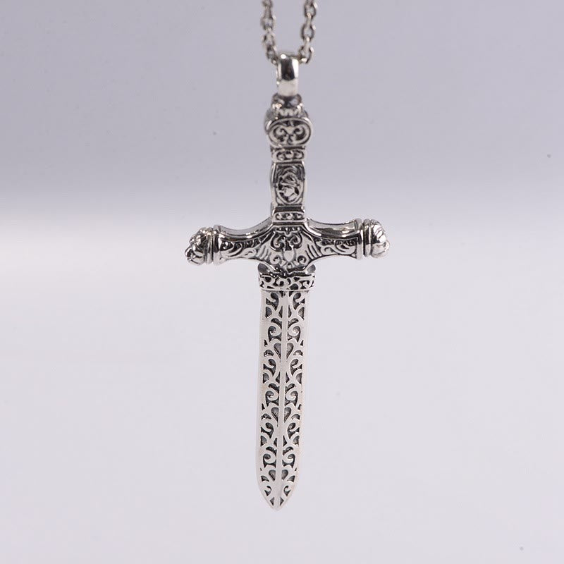 Collar vintage de plata de ley con cruz de espada y grabados medievales