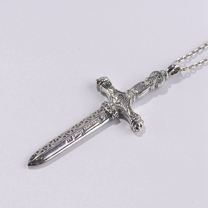 Collar vintage de plata de ley con cruz de espada y grabados medievales