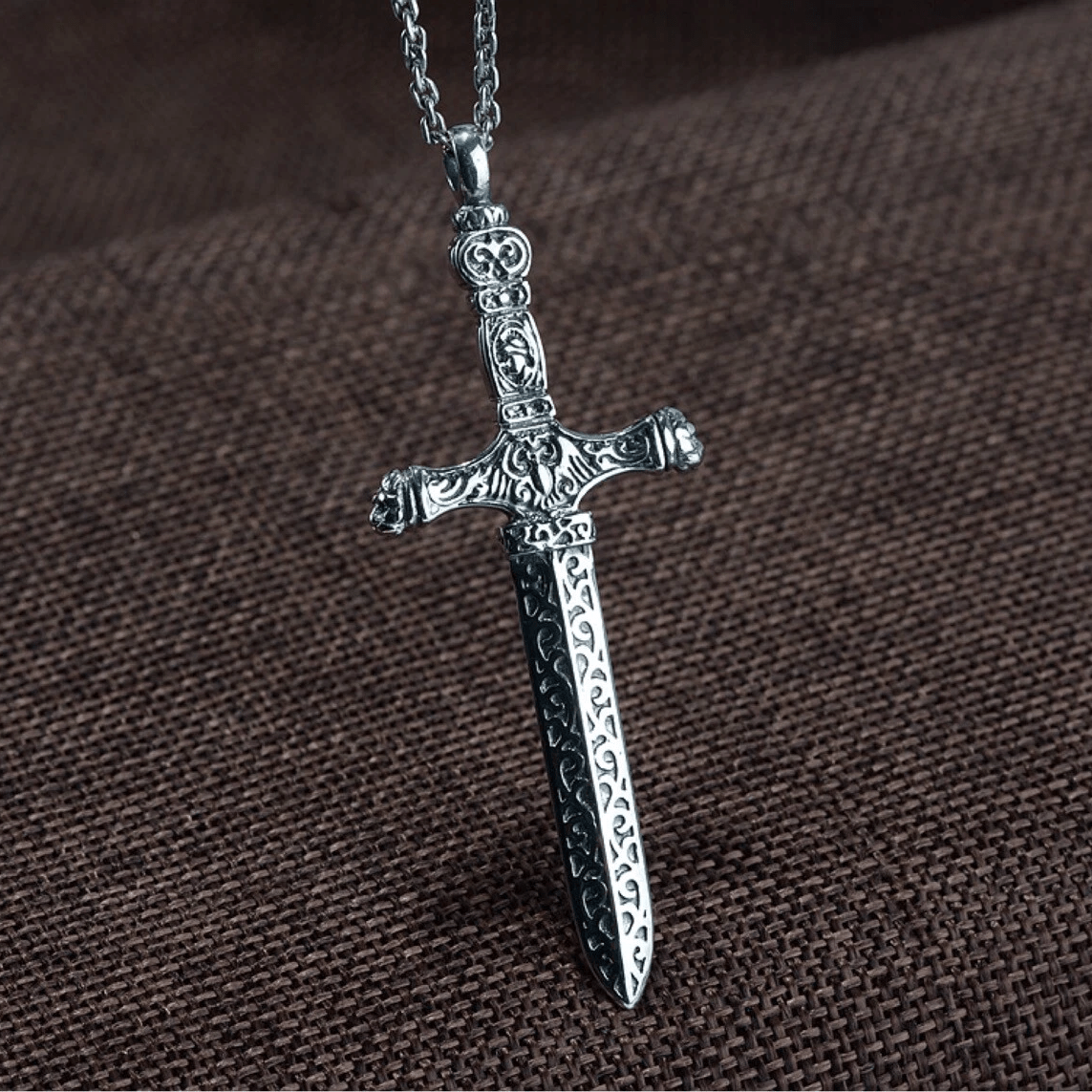 Collar vintage de plata de ley con cruz de espada y grabados medievales