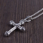 Collar grueso de plata de ley maciza con cruz de espada ornamentada y volutas góticas