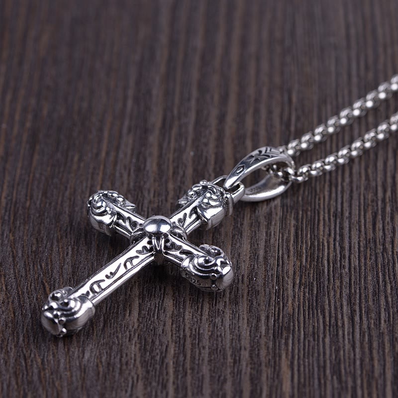 Collar grueso de plata de ley maciza con cruz de espada ornamentada y volutas góticas