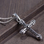 Collar grueso de plata de ley maciza con cruz de espada ornamentada y volutas góticas