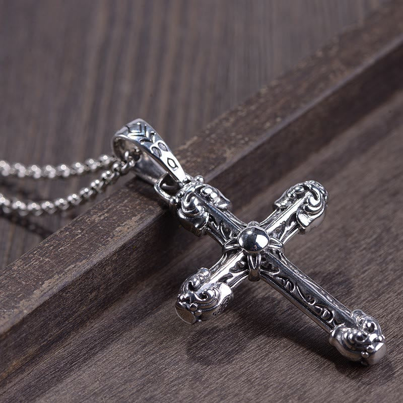 Collar grueso de plata de ley maciza con cruz de espada ornamentada y volutas góticas