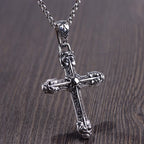 Collar grueso de plata de ley maciza con cruz de espada ornamentada y volutas góticas