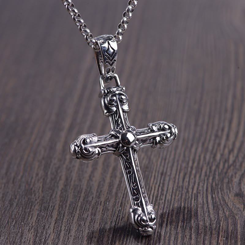Collar grueso de plata de ley maciza con cruz de espada ornamentada y volutas góticas