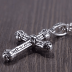 Collar grueso de plata de ley maciza con cruz de espada ornamentada y volutas góticas