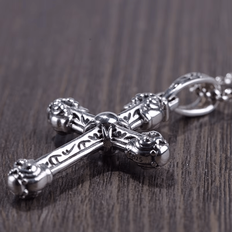 Collar grueso de plata de ley maciza con cruz de espada ornamentada y volutas góticas