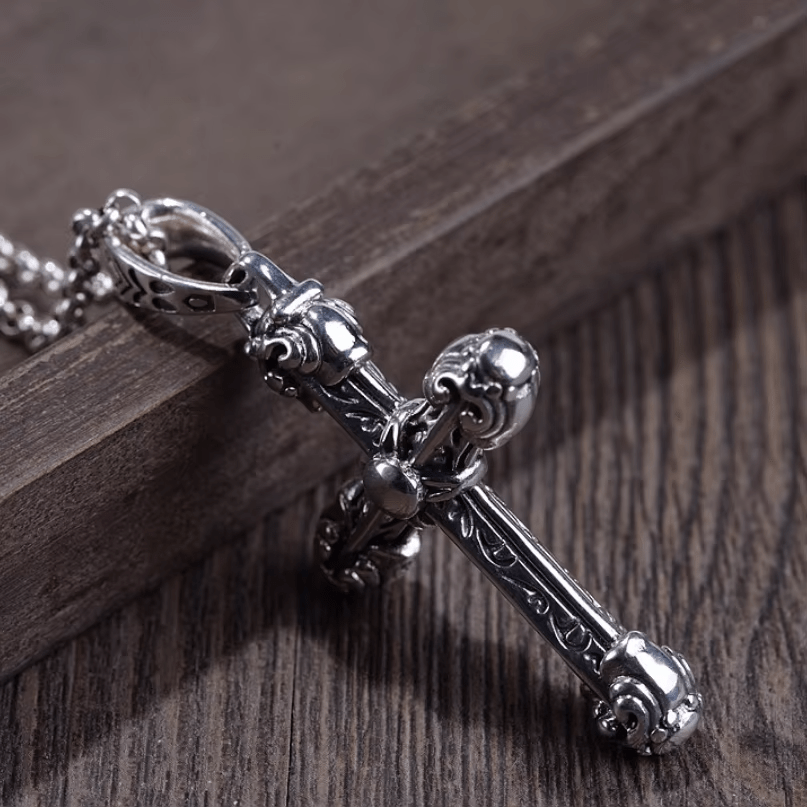 Collar grueso de plata de ley maciza con cruz de espada ornamentada y volutas góticas