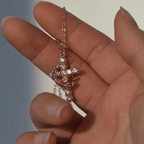 Collar y pendientes de cruz modernos "Crowned in Faith"