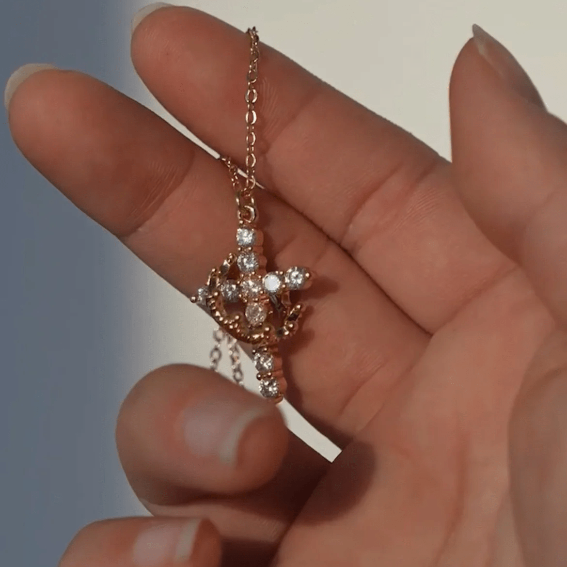 Collar y pendientes de cruz modernos "Crowned in Faith"