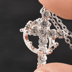 Collar y pendientes de cruz modernos "Crowned in Faith"