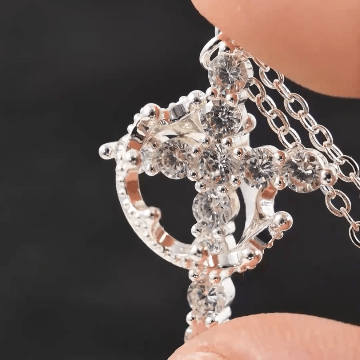 Collar y pendientes de cruz modernos "Crowned in Faith"