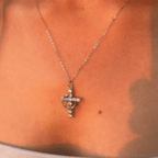 Collar y pendientes de cruz modernos "Crowned in Faith"