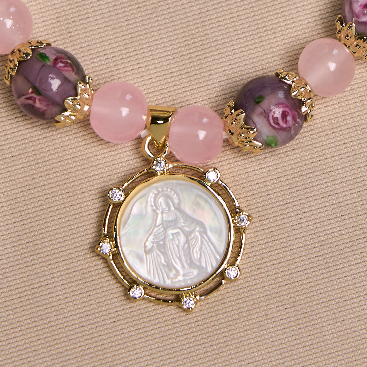 Pulsera de Cuarzo Rosa hecha a mano con camafeo de Nácar de la Virgen María
