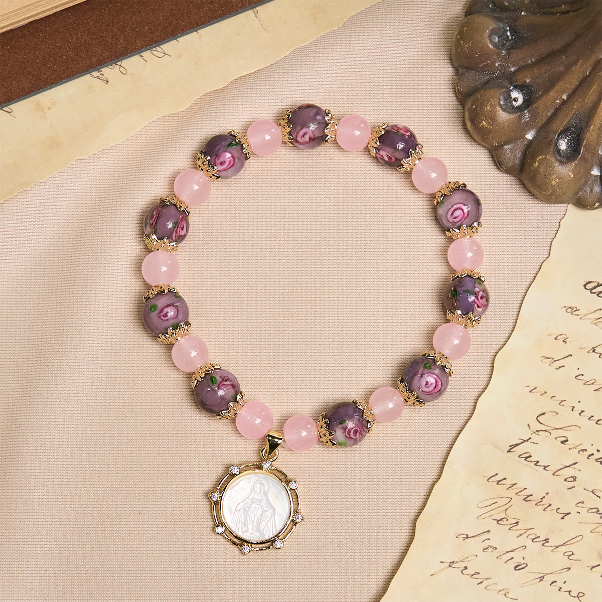 Pulsera de Cuarzo Rosa hecha a mano con camafeo de Nácar de la Virgen María