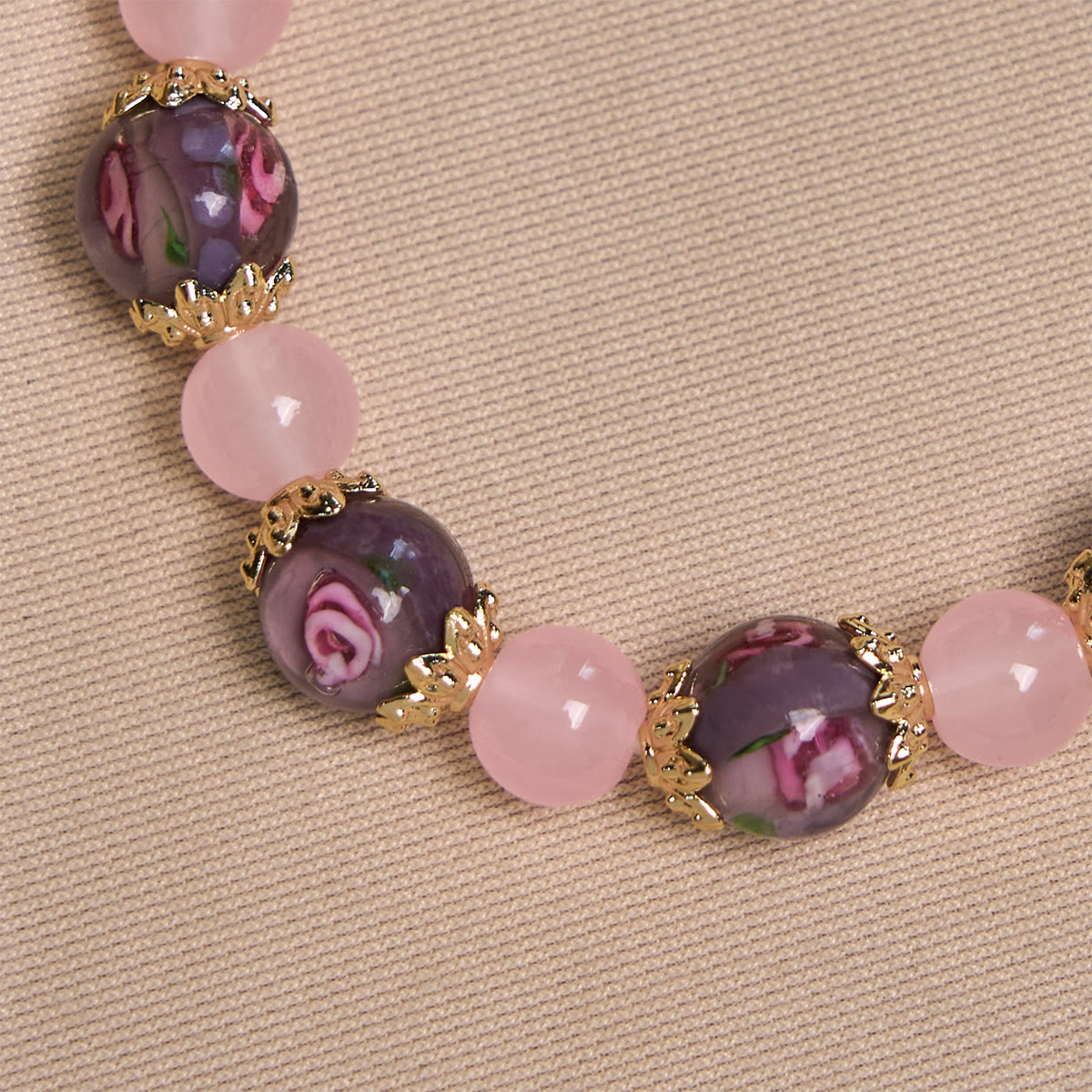 Pulsera de Cuarzo Rosa hecha a mano con camafeo de Nácar de la Virgen María