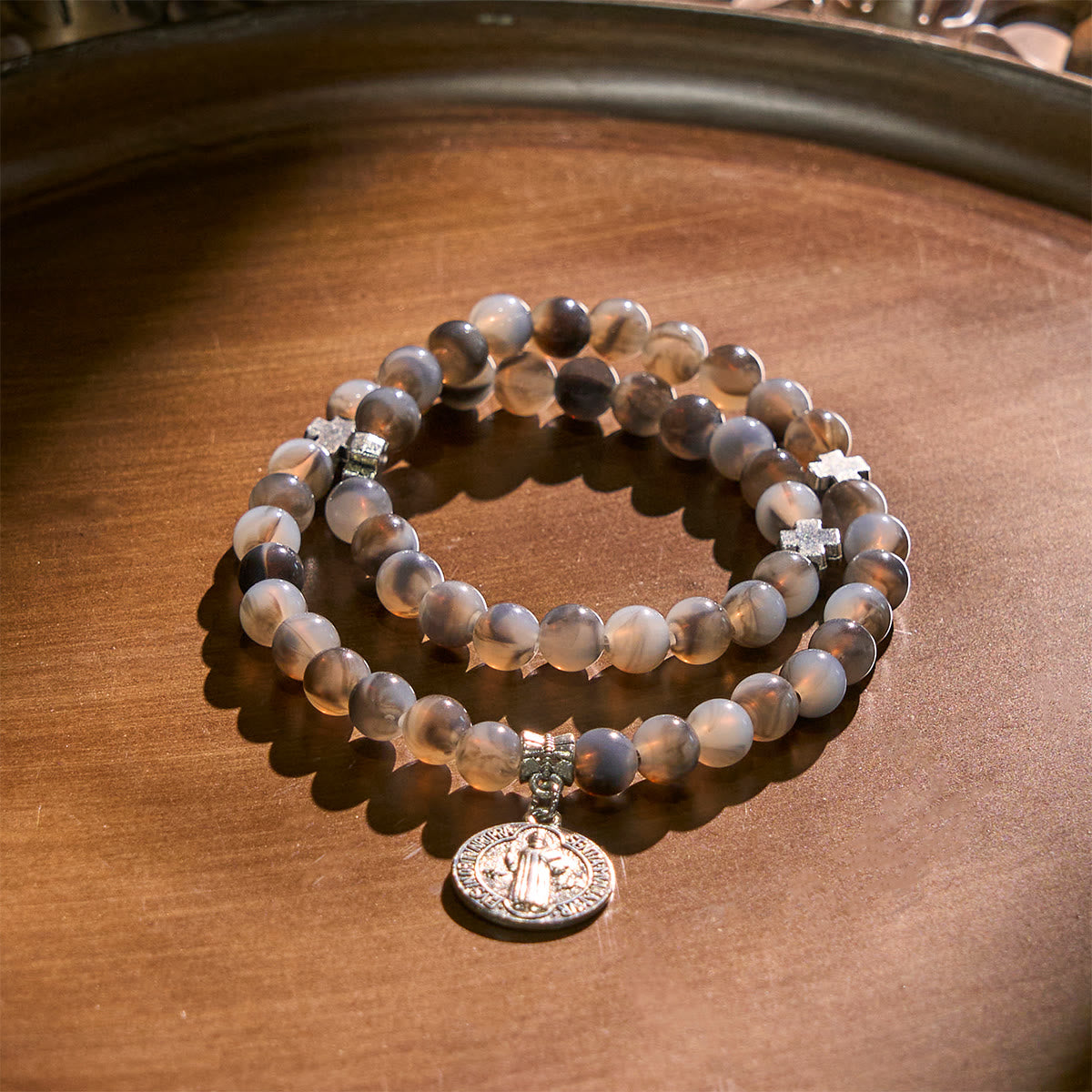 Pulsera Rosario de Cuentas Degrafiladas en Gris y Negro con San Benito: Escudo de Fe