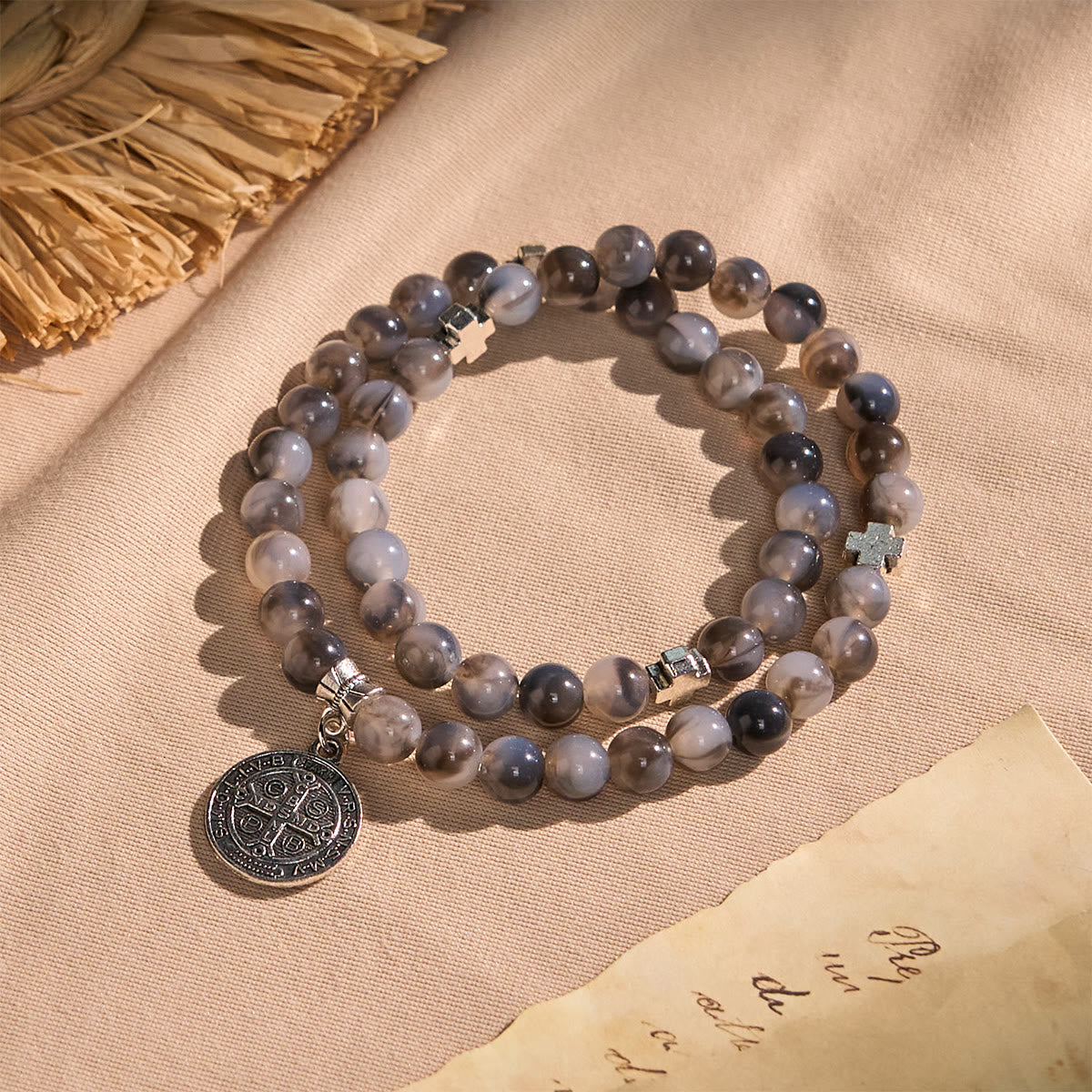Pulsera Rosario de Cuentas Degrafiladas en Gris y Negro con San Benito: Escudo de Fe
