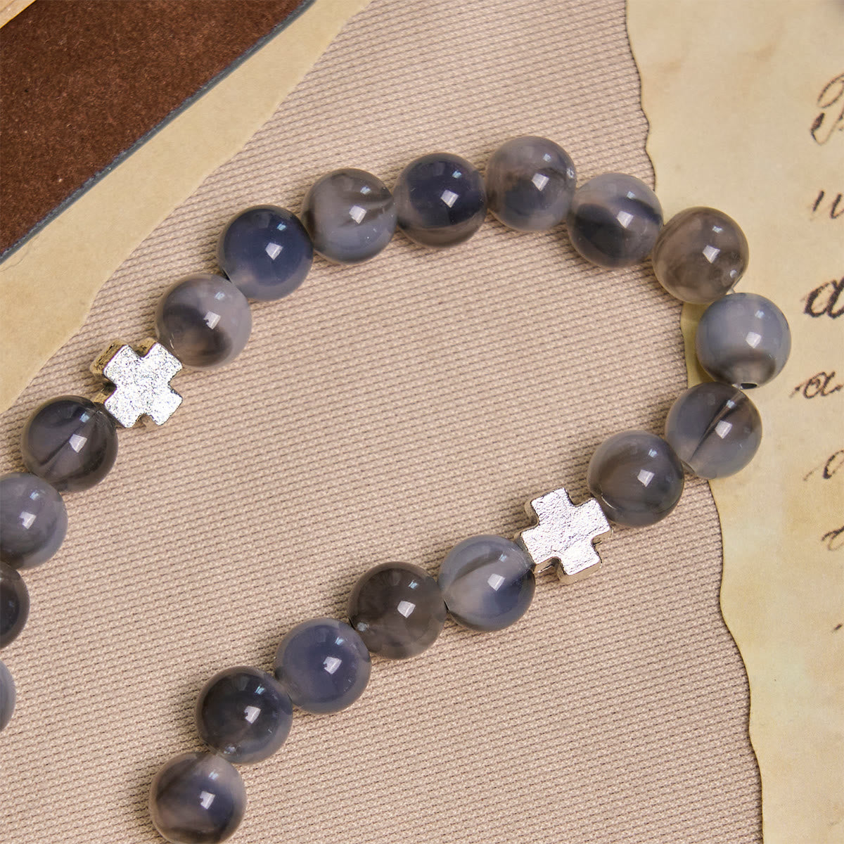 Pulsera Rosario de Cuentas Degrafiladas en Gris y Negro con San Benito: Escudo de Fe