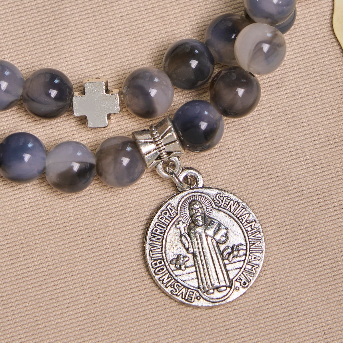 Pulsera Rosario de Cuentas Degrafiladas en Gris y Negro con San Benito: Escudo de Fe
