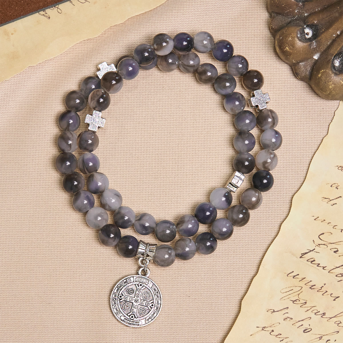 Pulsera Rosario de Cuentas Degrafiladas en Gris y Negro con San Benito: Escudo de Fe