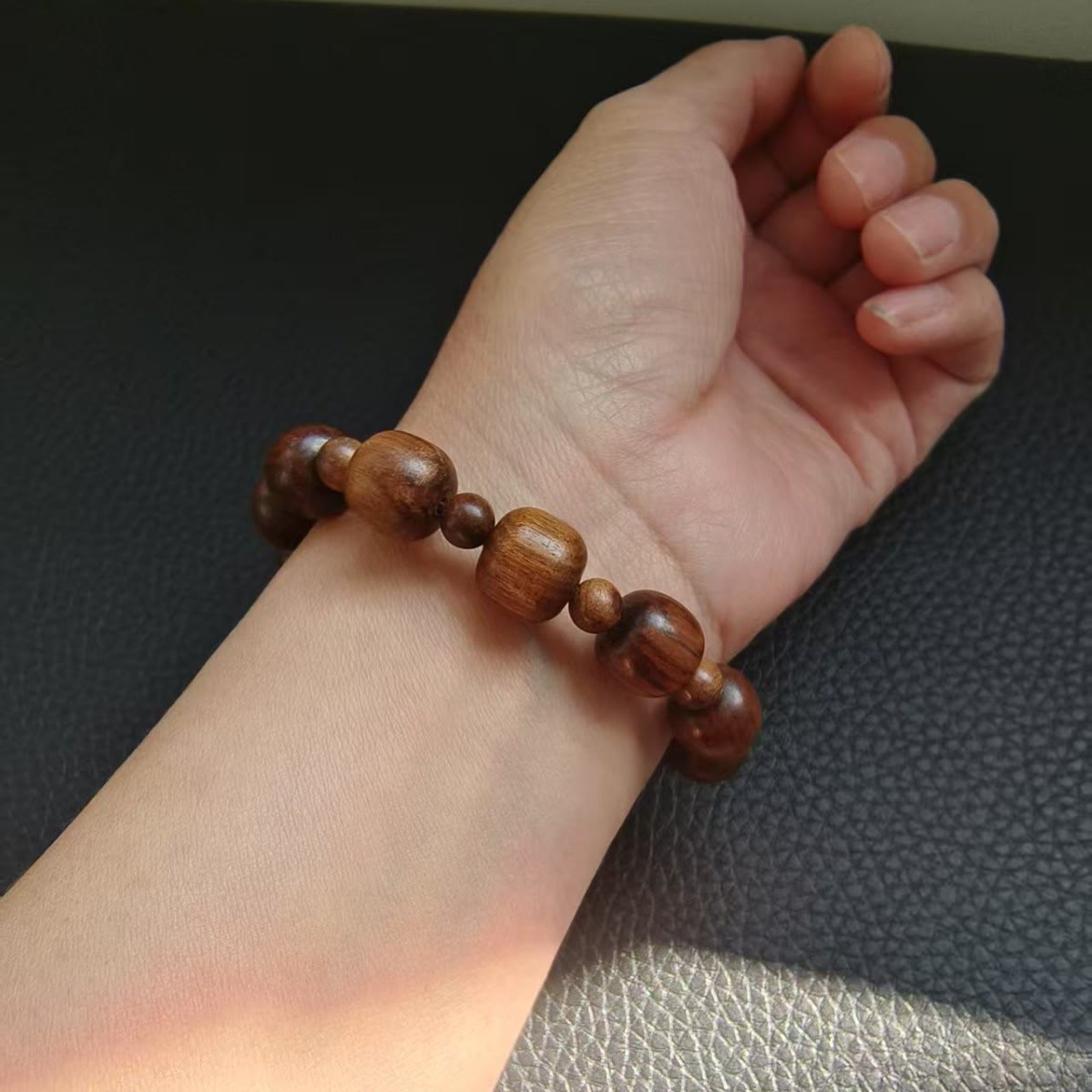 Pulsera clásica de madera marrón con crucifijo INRI