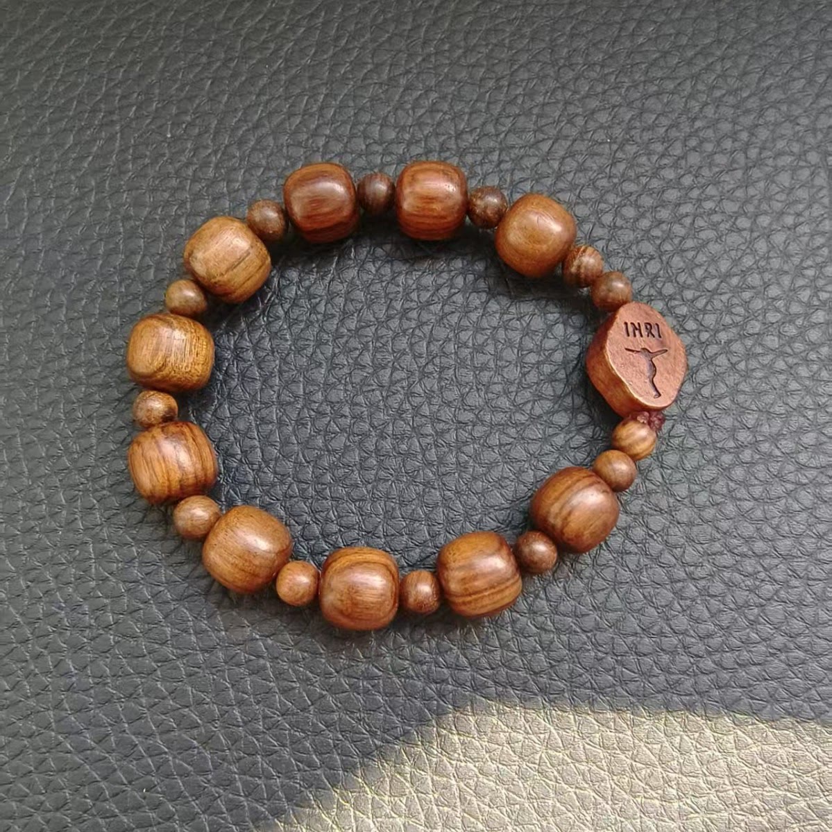 Pulsera clásica de madera marrón con crucifijo INRI