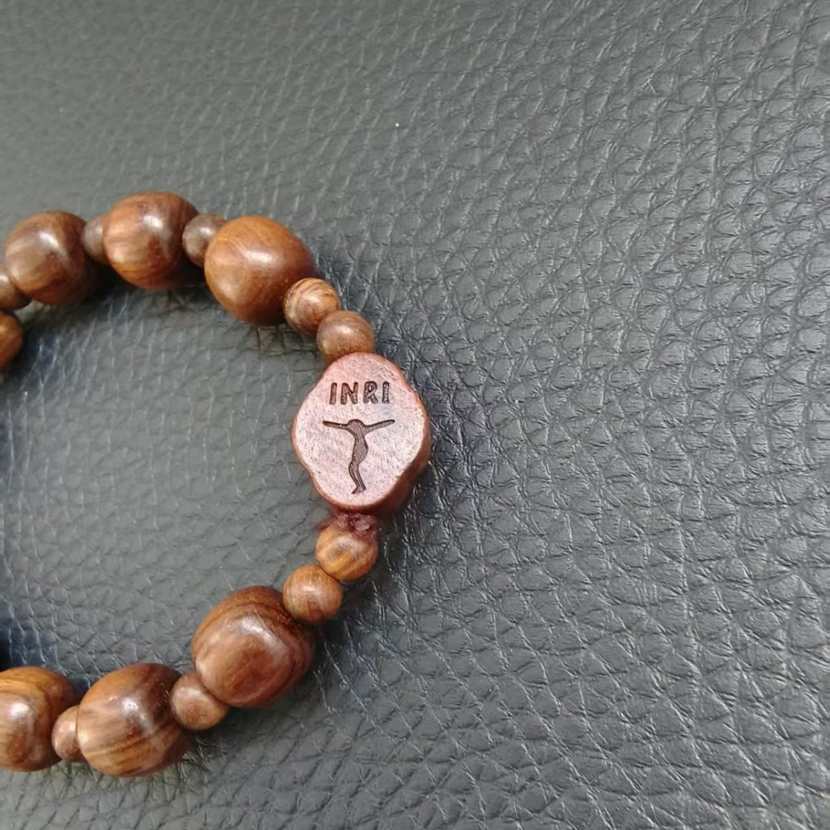 Pulsera clásica de madera marrón con crucifijo INRI