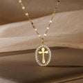 Elegante collar de cruz ovalada con halo de cristal: un precioso regalo de fe