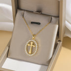 Elegante collar de cruz ovalada con halo de cristal: un precioso regalo de fe