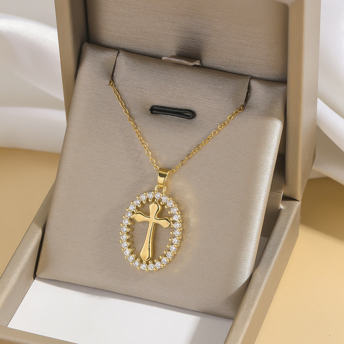 Elegante collar de cruz ovalada con halo de cristal: un precioso regalo de fe