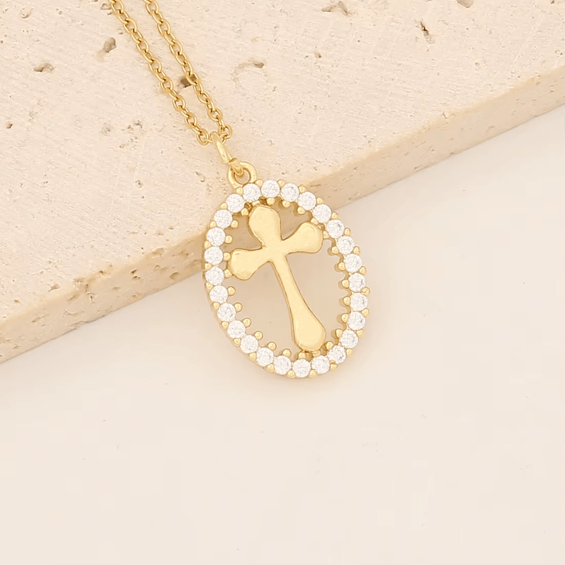 Elegante collar de cruz ovalada con halo de cristal: un precioso regalo de fe