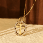 Elegante collar de cruz ovalada con halo de cristal: un precioso regalo de fe