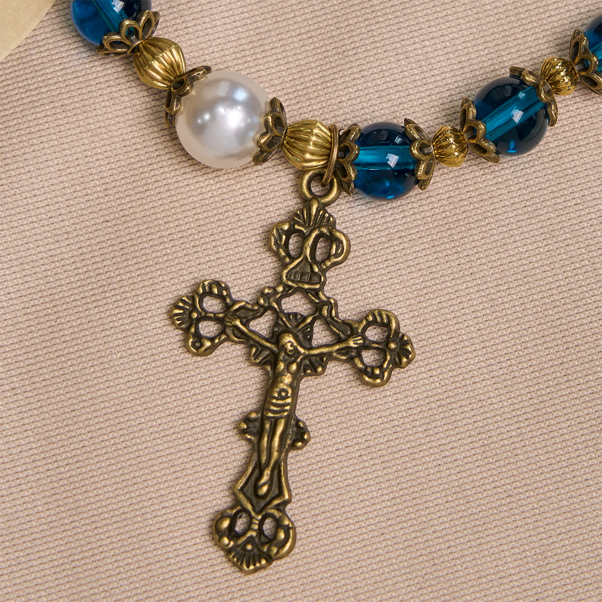 Pulseras de Cuentas Brillantes Azules Espirituales con Crucifijo de Latón Sagrado