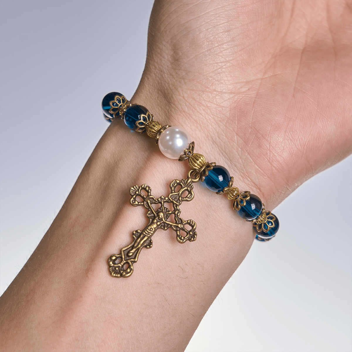 Pulseras de Cuentas Brillantes Azules Espirituales con Crucifijo de Latón Sagrado