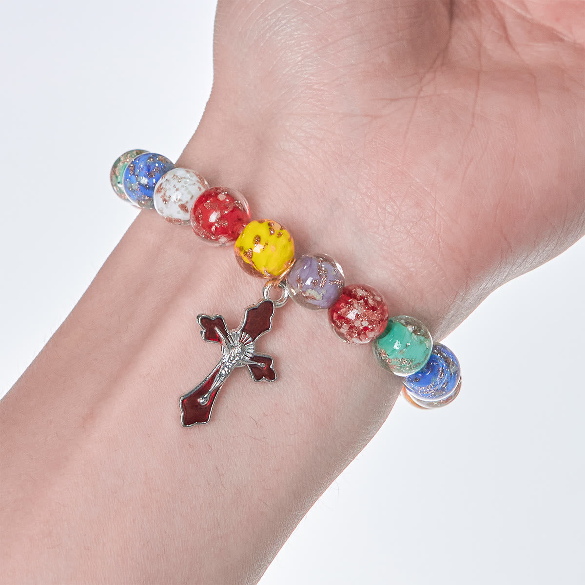 Pulseras de cristal coloridas que brillan en la oscuridad con motas doradas y crucifijo