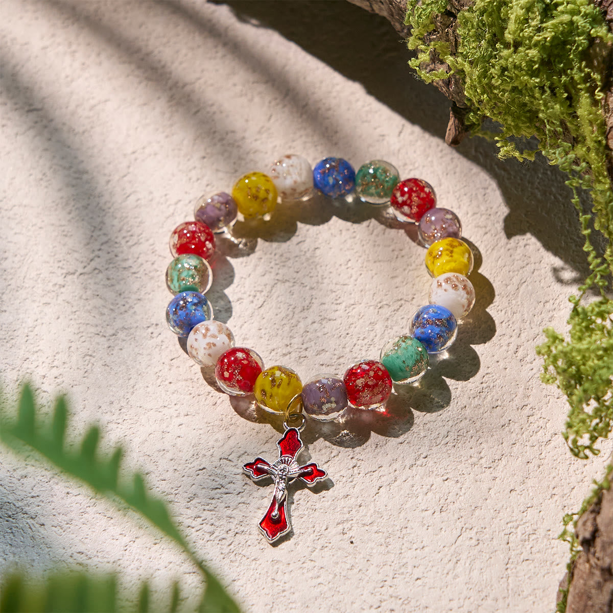 Pulseras de cristal coloridas que brillan en la oscuridad con motas doradas y crucifijo