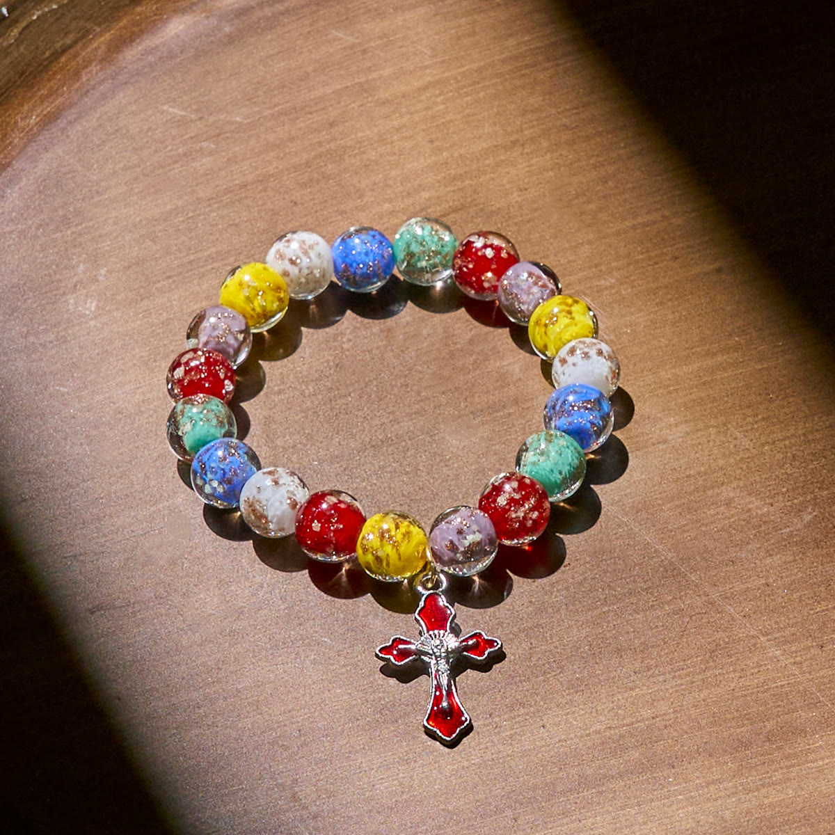 Pulseras de cristal coloridas que brillan en la oscuridad con motas doradas y crucifijo