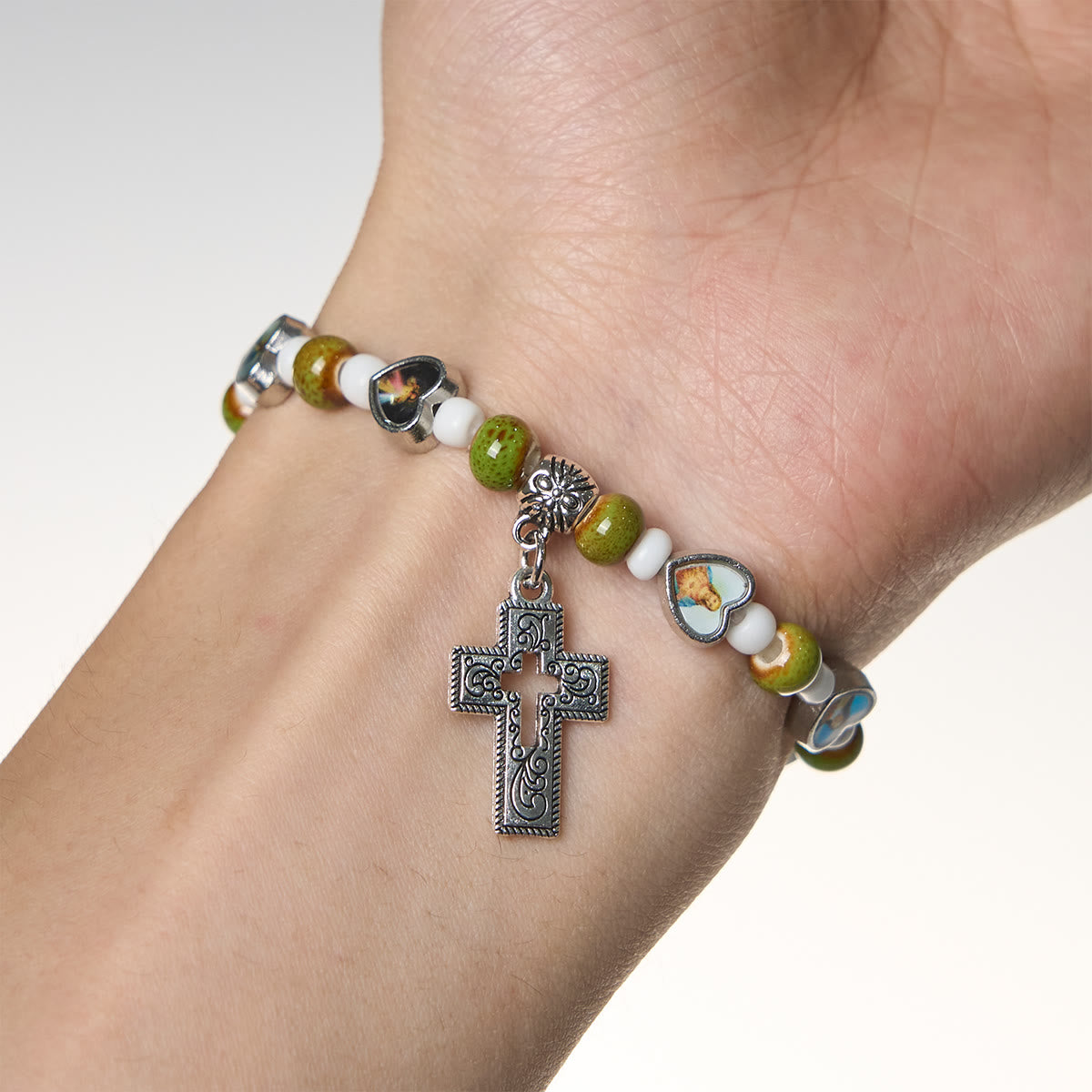 Pulseras de Cuentas de Vidrio y Cerámica de Colores con Dijes de Corazones de Cruz y Santos
