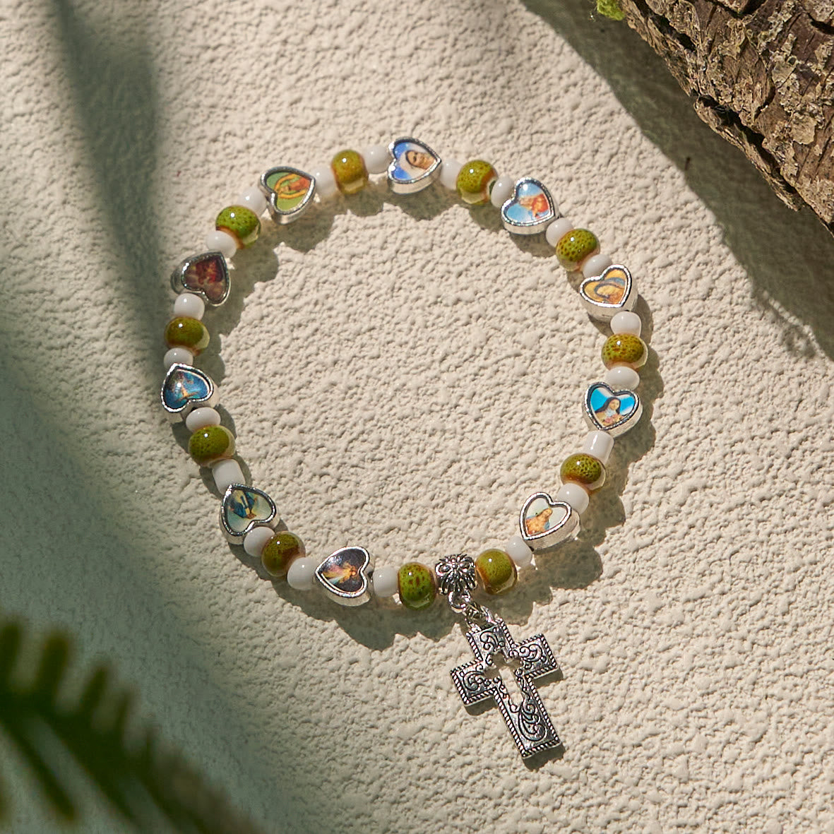 Pulseras de Cuentas de Vidrio y Cerámica de Colores con Dijes de Corazones de Cruz y Santos