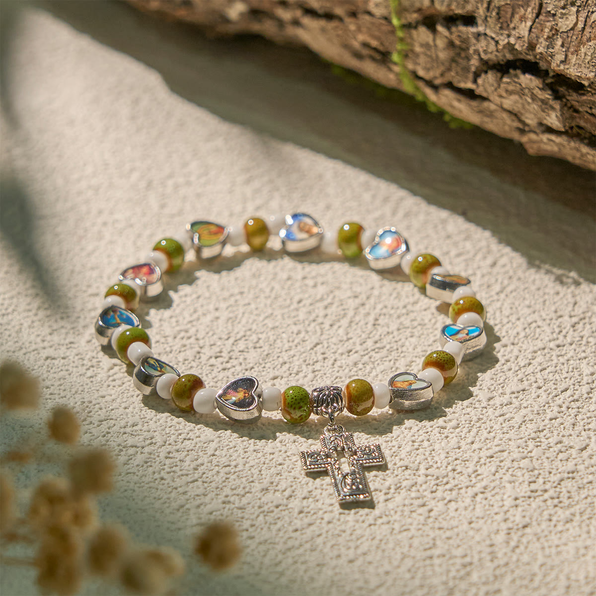 Pulseras de Cuentas de Vidrio y Cerámica de Colores con Dijes de Corazones de Cruz y Santos