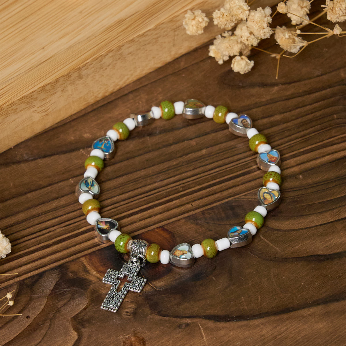 Pulseras de Cuentas de Vidrio y Cerámica de Colores con Dijes de Corazones de Cruz y Santos