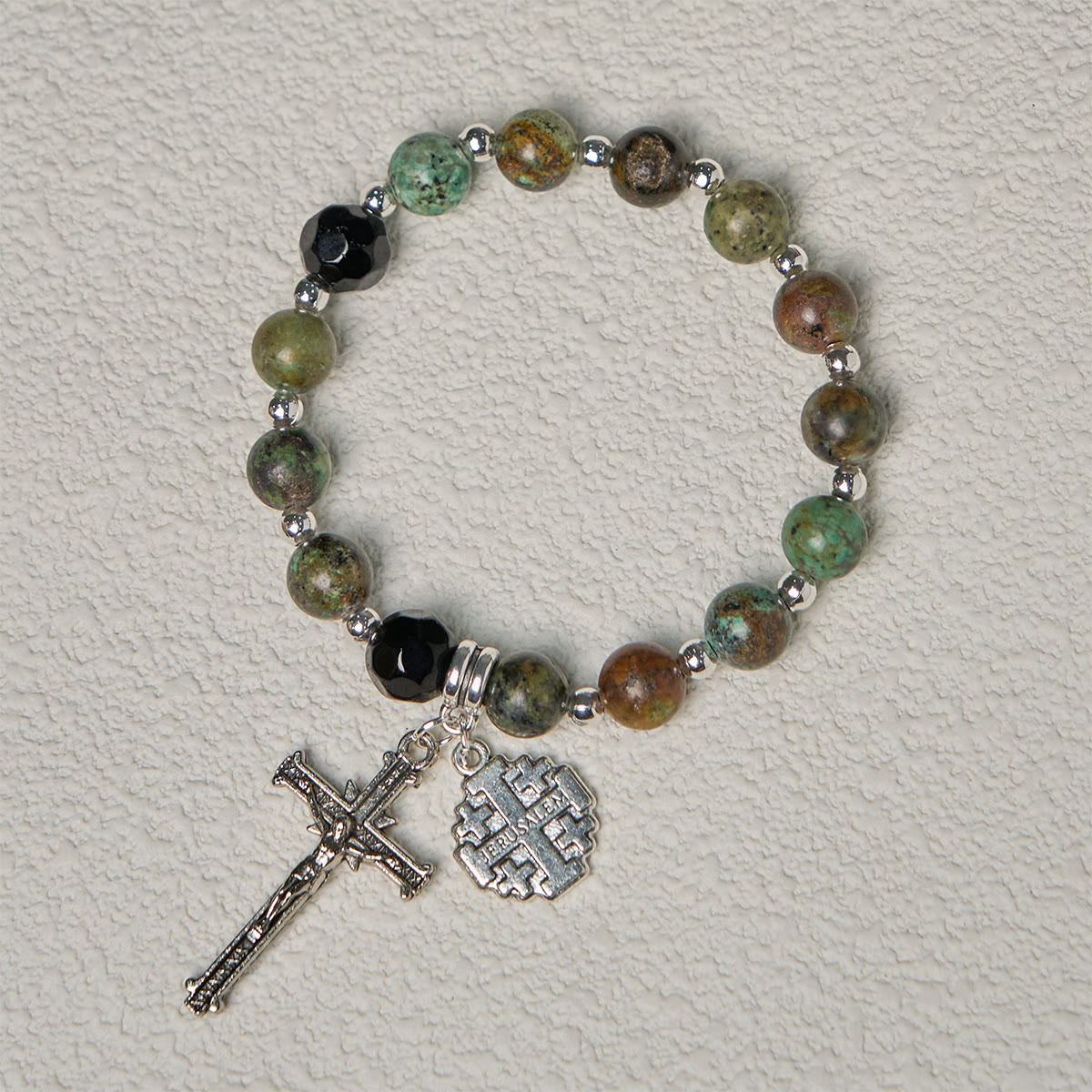 Pulseras espirituales terrosas inspiradas en el rosario con crucifijo y cruz de Jerusalén