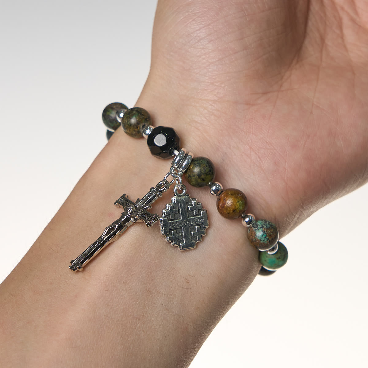 Pulseras espirituales terrosas inspiradas en el rosario con crucifijo y cruz de Jerusalén
