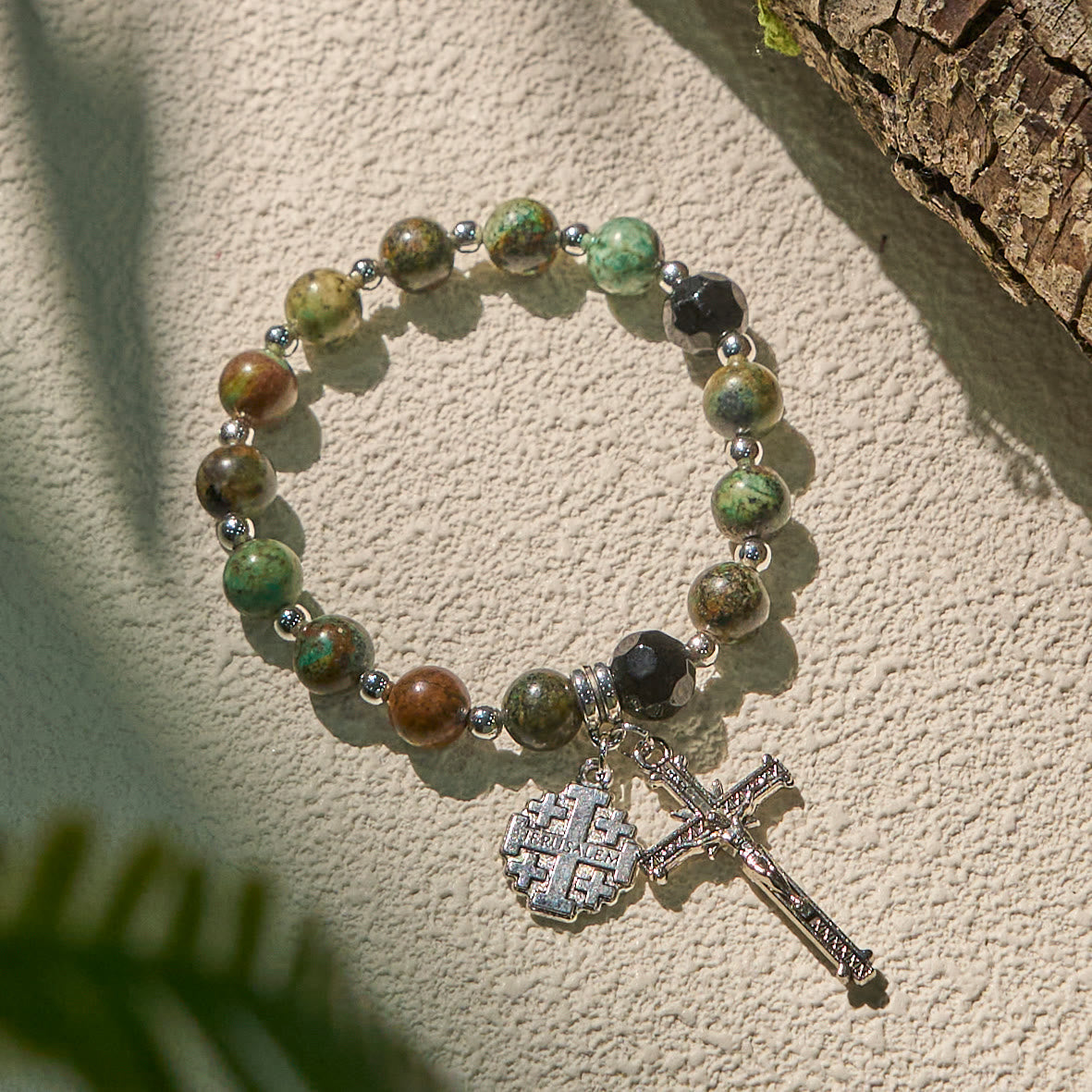 Pulseras espirituales terrosas inspiradas en el rosario con crucifijo y cruz de Jerusalén
