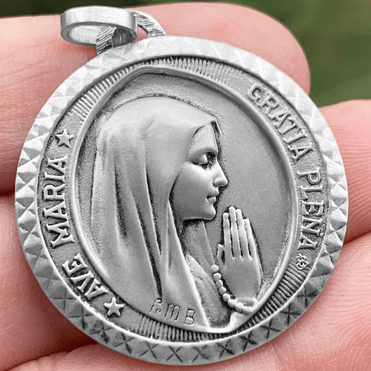 Elegante collar con colgante de la Virgen María en plata de ley 925 para la devoción diaria