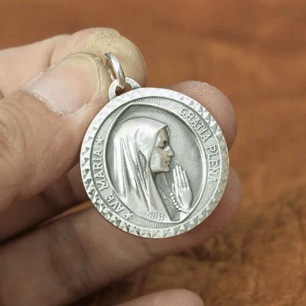 Elegante collar con colgante de la Virgen María en plata de ley 925 para la devoción diaria