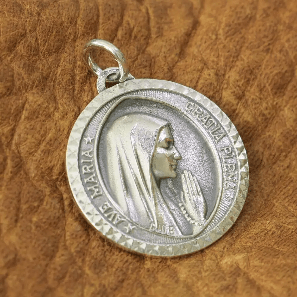 Elegante collar con colgante de la Virgen María en plata de ley 925 para la devoción diaria