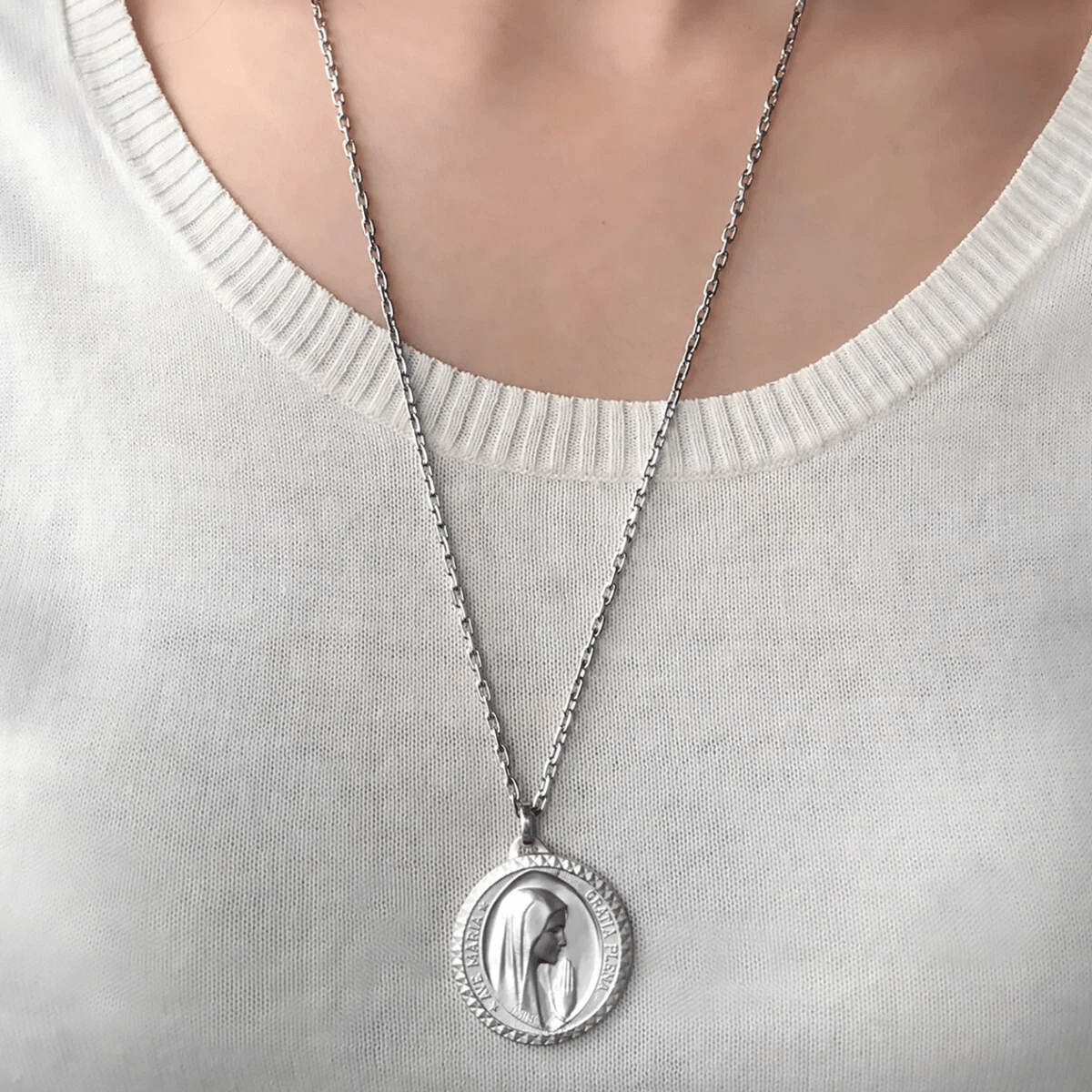Elegante collar con colgante de la Virgen María en plata de ley 925 para la devoción diaria